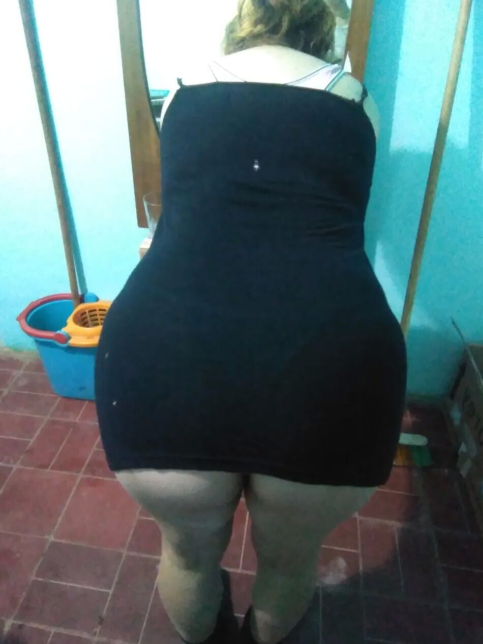 20 Pics Pack 22: vestido corto negro y muestra el culo