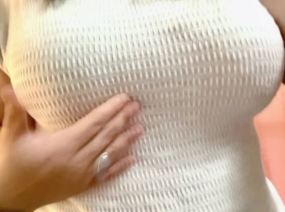 12 Pics Just Rach’s Cleavage