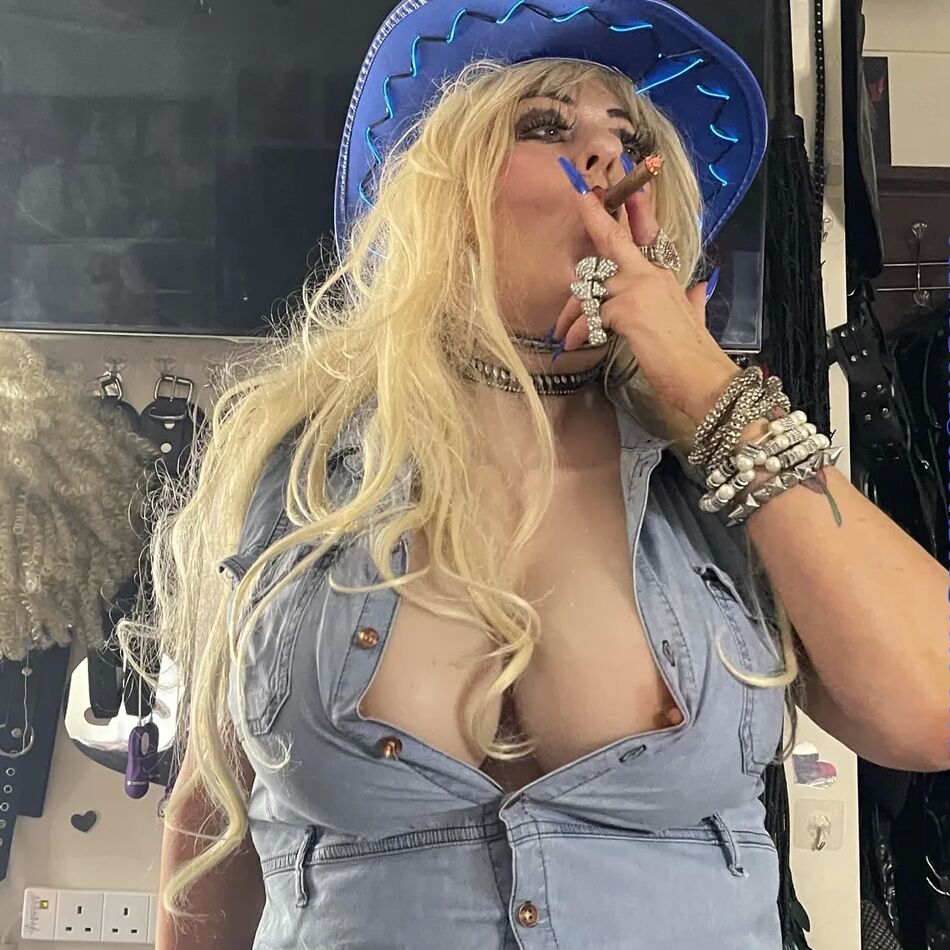20 Pics I LOVE BIG FAKE TITS