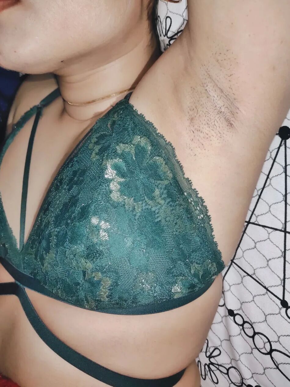 12 Pics My Armpits in green bra