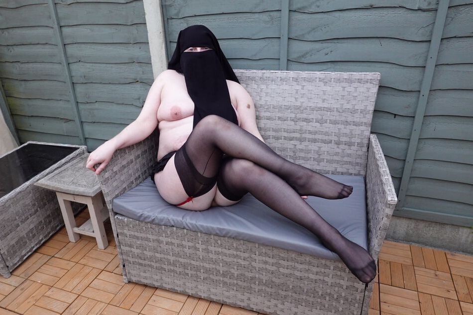 16 Pics Niqab naked in stockings and suspenders