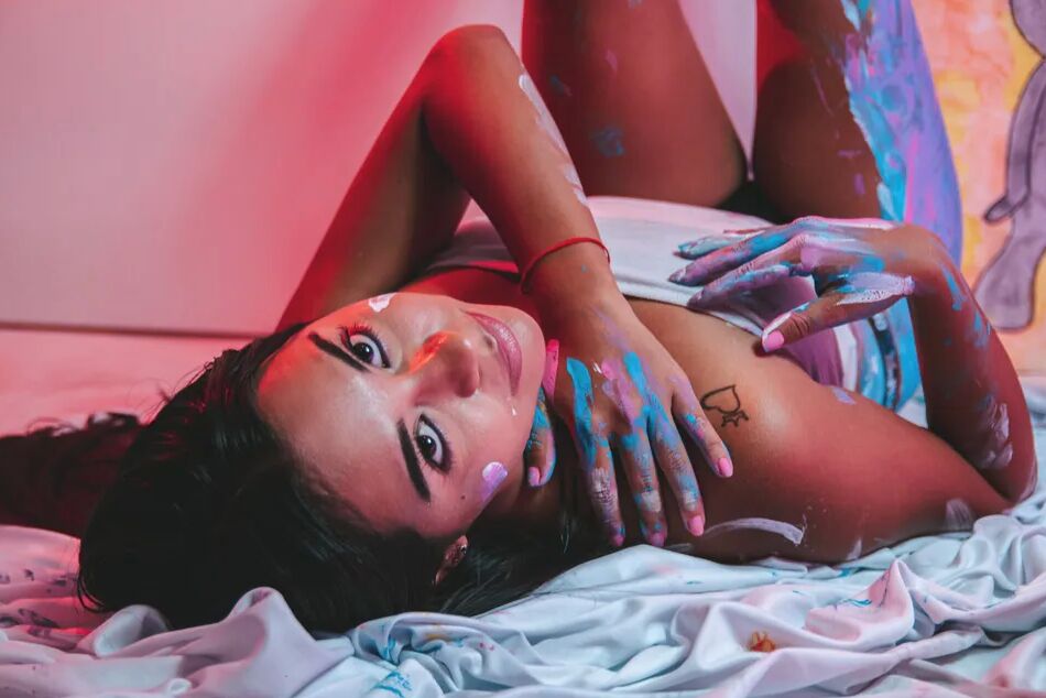 6 Pics Painting my sexy body