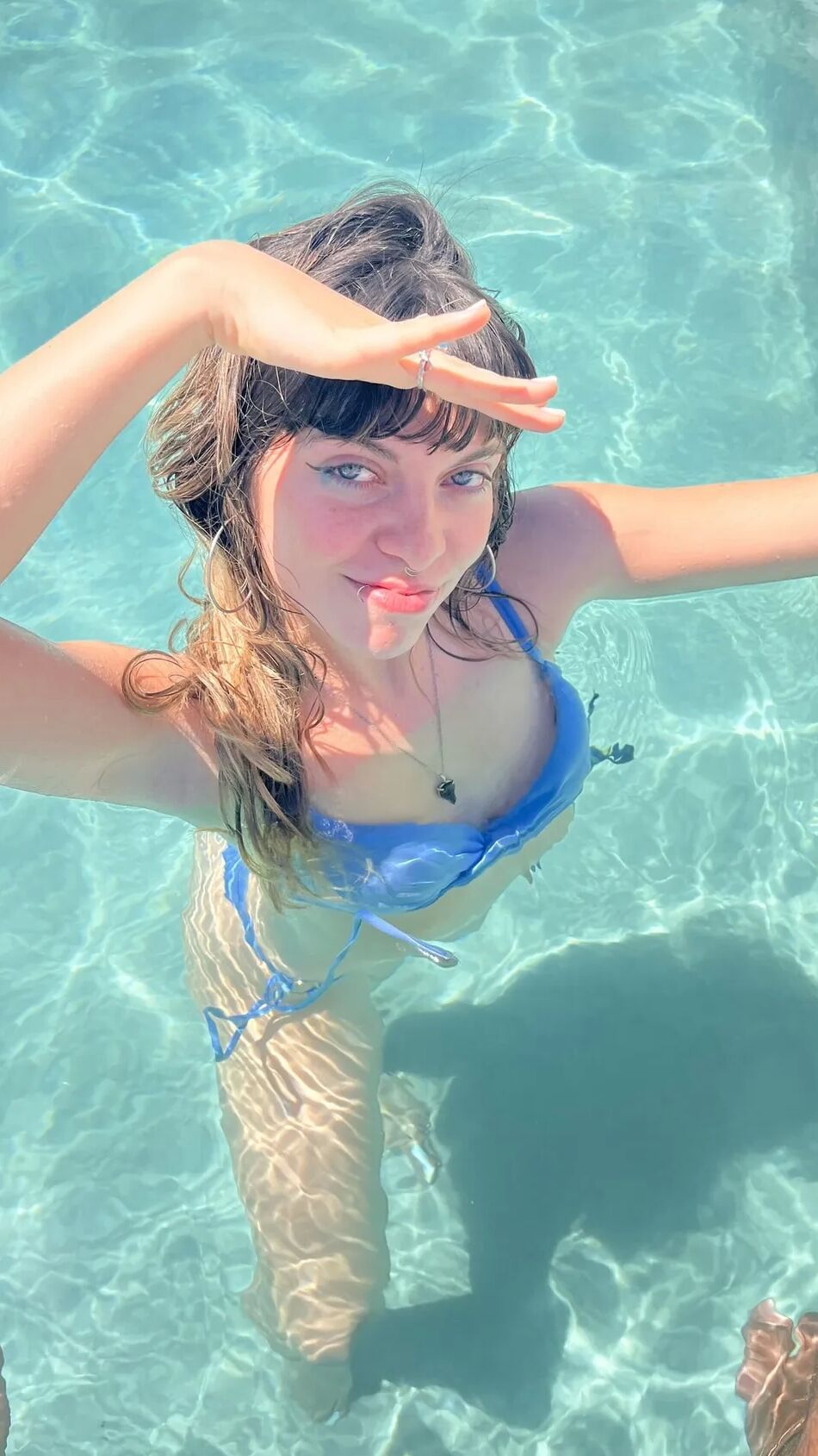 5 Pics A hot day at the pool