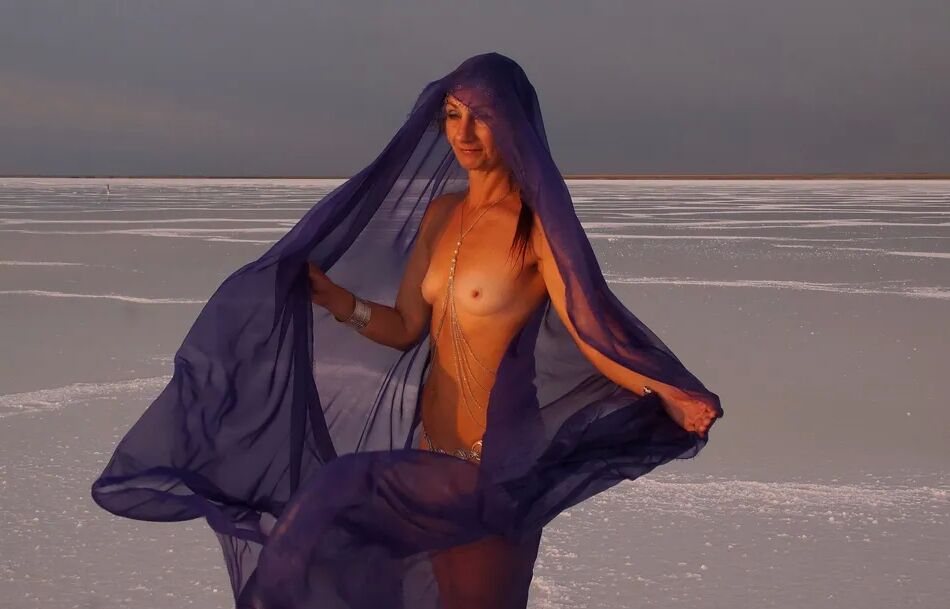 20 Pics On Sunset-Light with DeepBlue Shawl on Salt- Lake