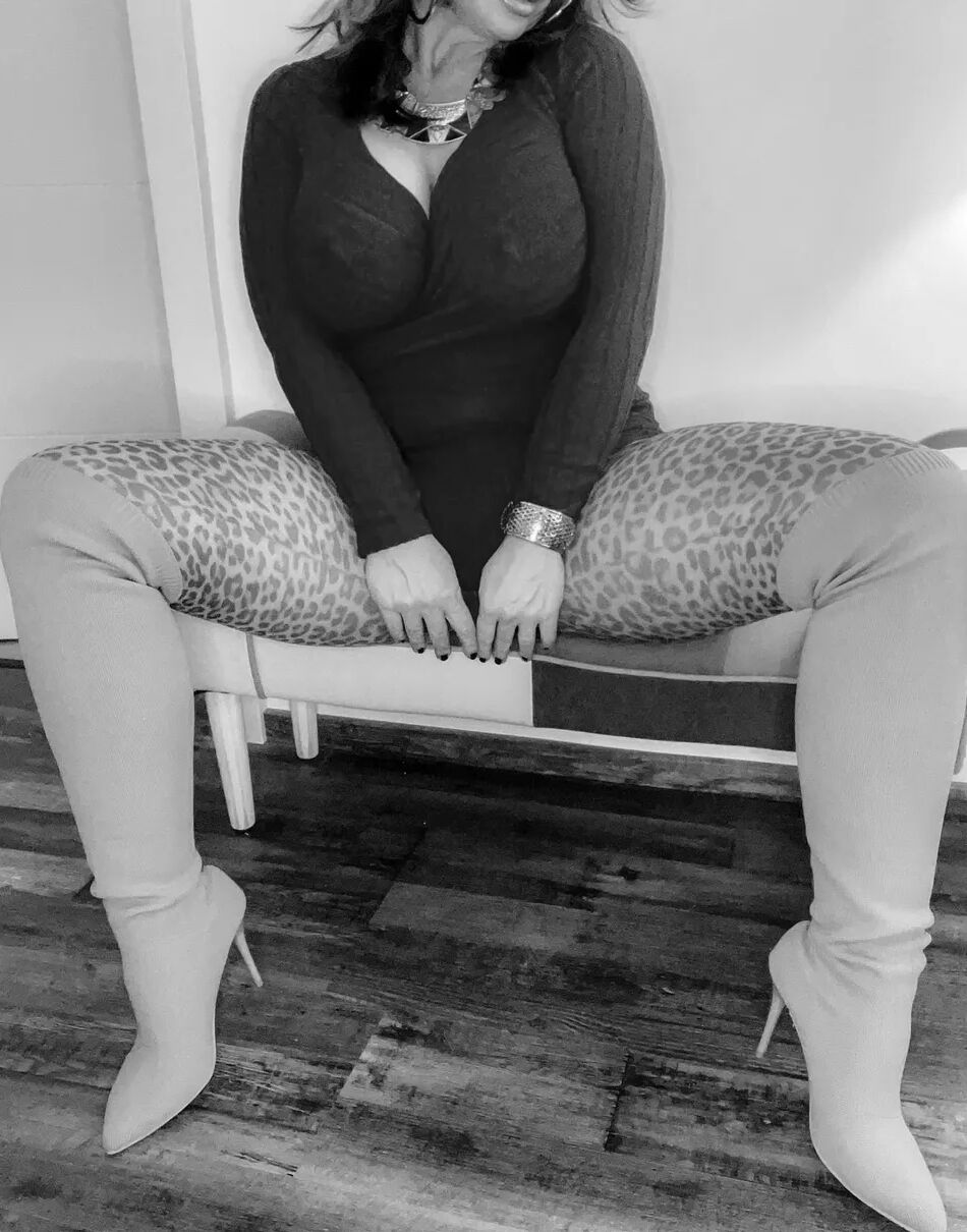 17 Pics Eva, the curvy MILF with 38E boobs from South Africa
