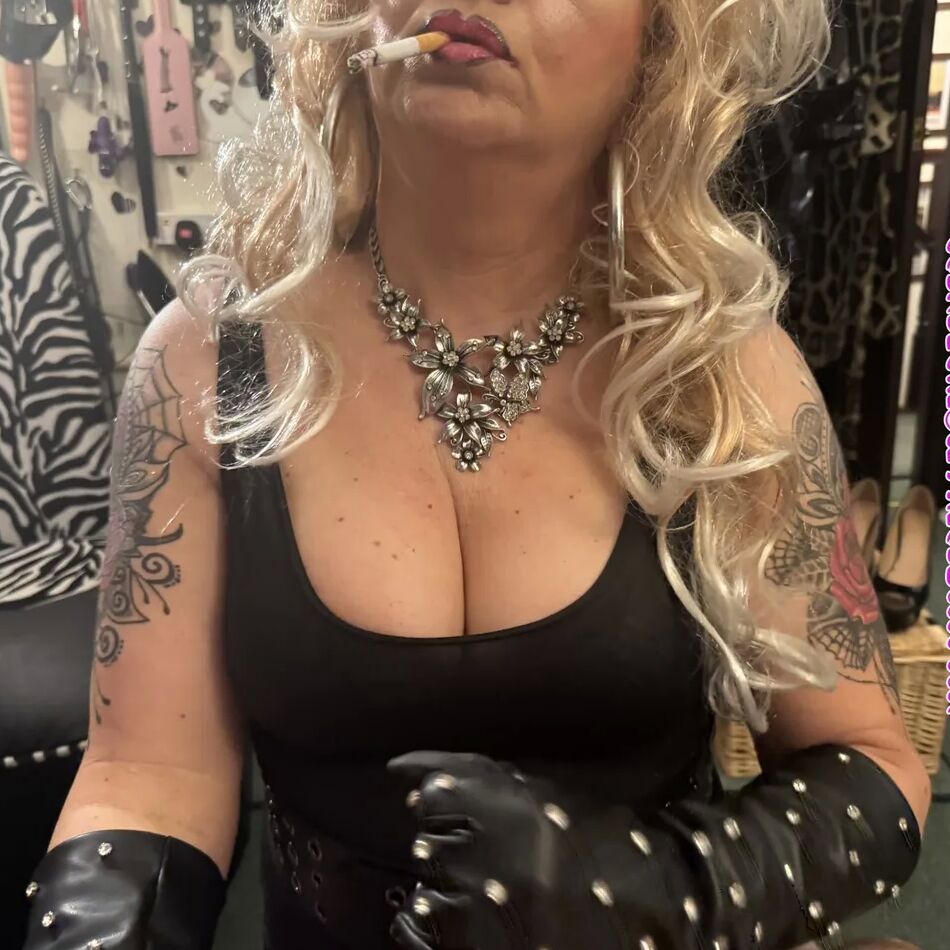 20 Pics SEXY MILF SHIRLEY
