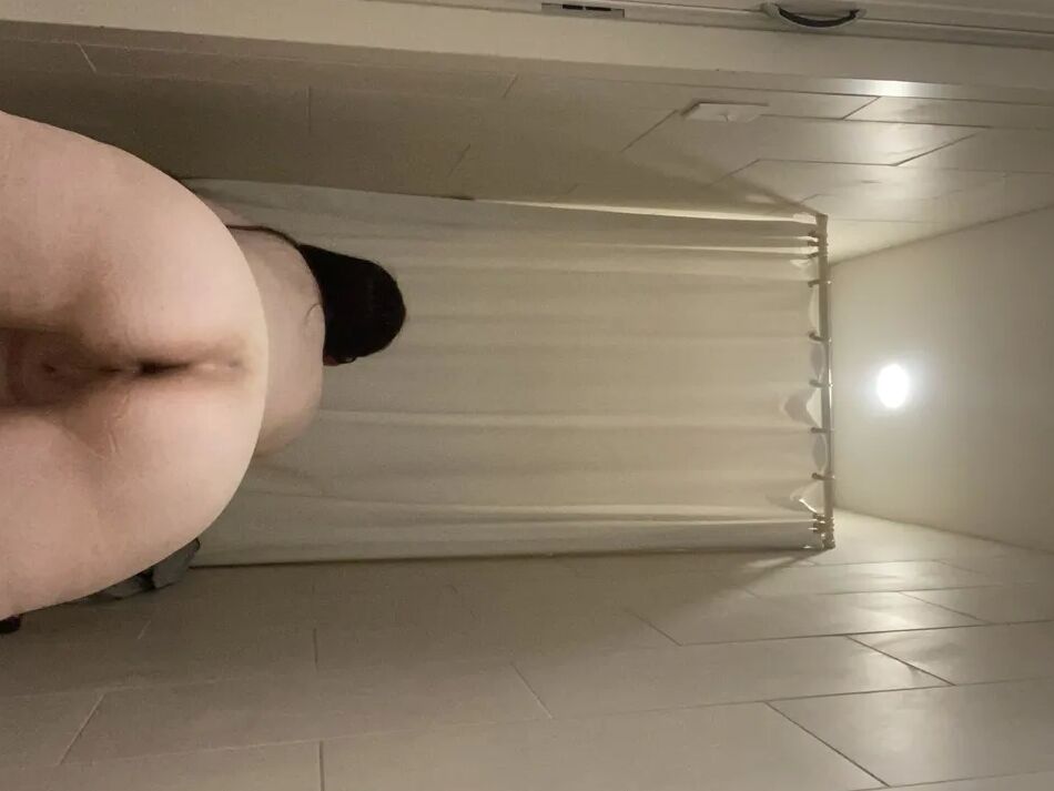 20 Pics Locker Room