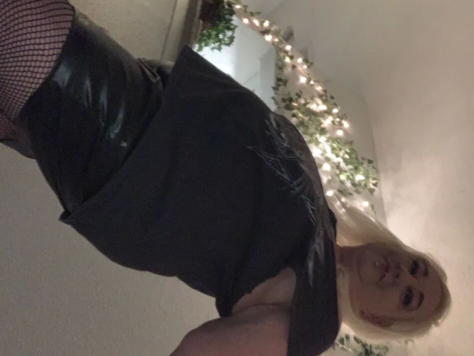17 Pics Horny hot step mom teachers how to masturbate