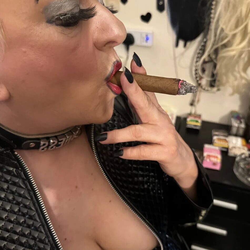 20 Pics THE MRS & MISTRESS