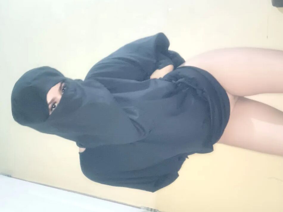 7 Bilder Amateur Petite Teen Arab zeigt Muschi, Arsch und Titten im Niqab