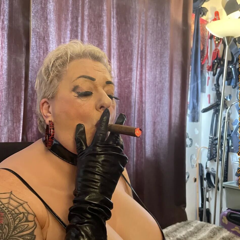 20 Pics SHIRLEY SMOKE BREAK BEFORE NEXT ONE