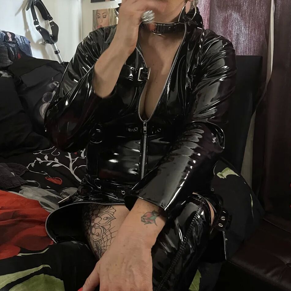 20 Pics MISTRESS SMOKE IS READY SISSY