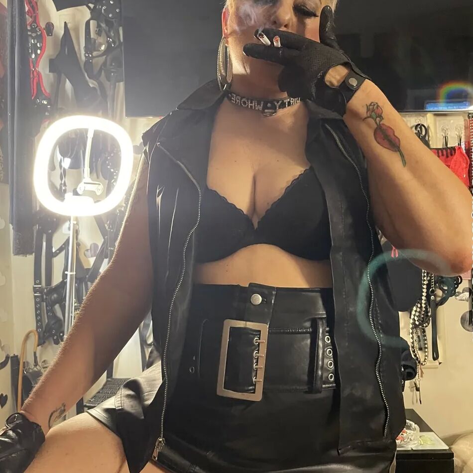 20 Pics BIKER WHORE SHIRLEY