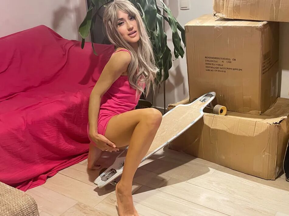 16 Pics Porn model, sexy girl show next to boxes and longboards