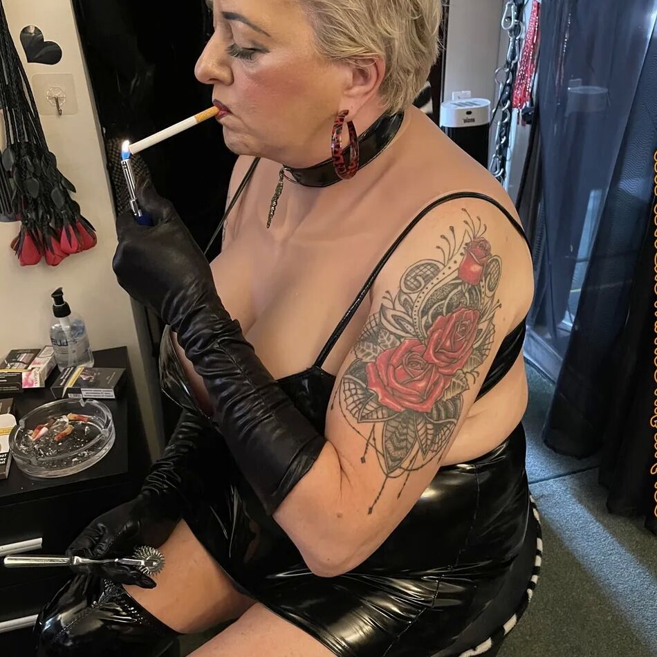 20 Pics SHIRLEY SMOKE BREAK BEFORE NEXT ONE