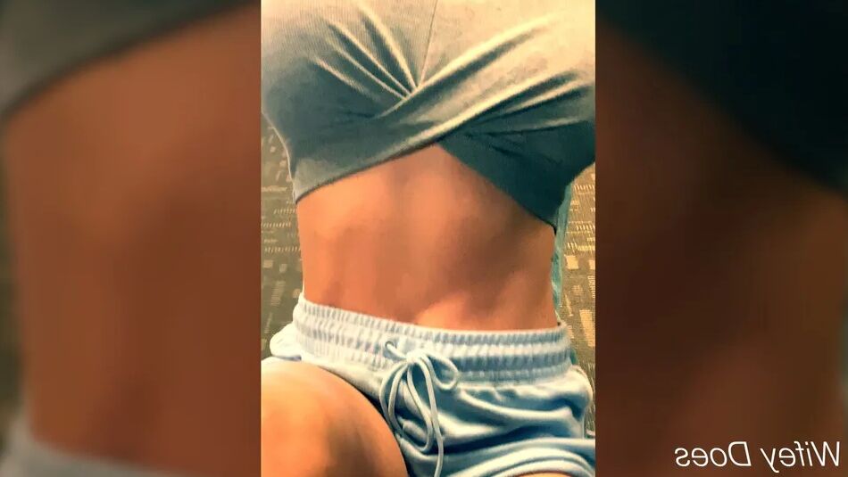 9 Pics Wifey works out braless at public gym