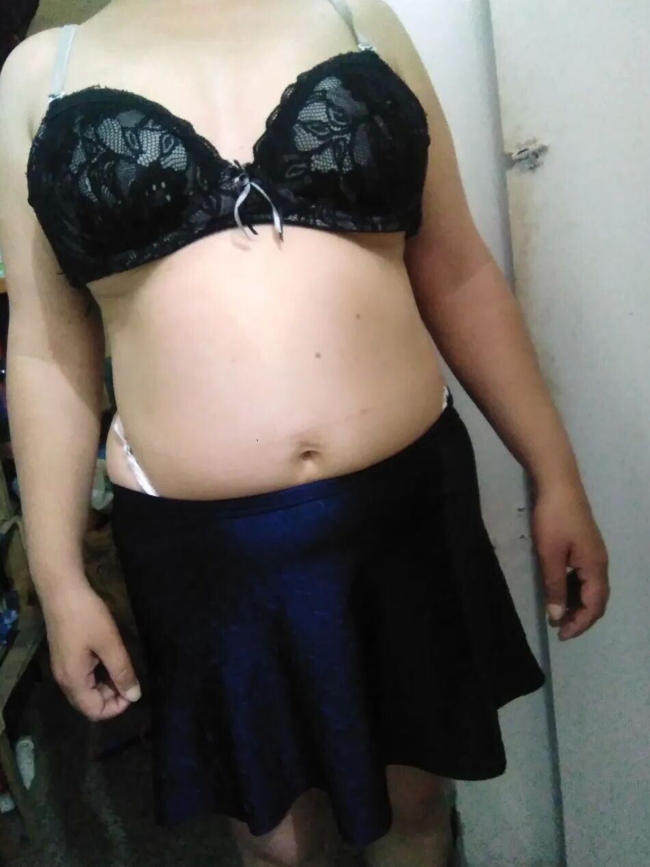 20 Pics Pack 23: Se prueba una pollera y se desnuda