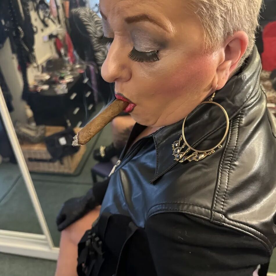 20 Pics SHIRLEY SMOKING DOMINATION