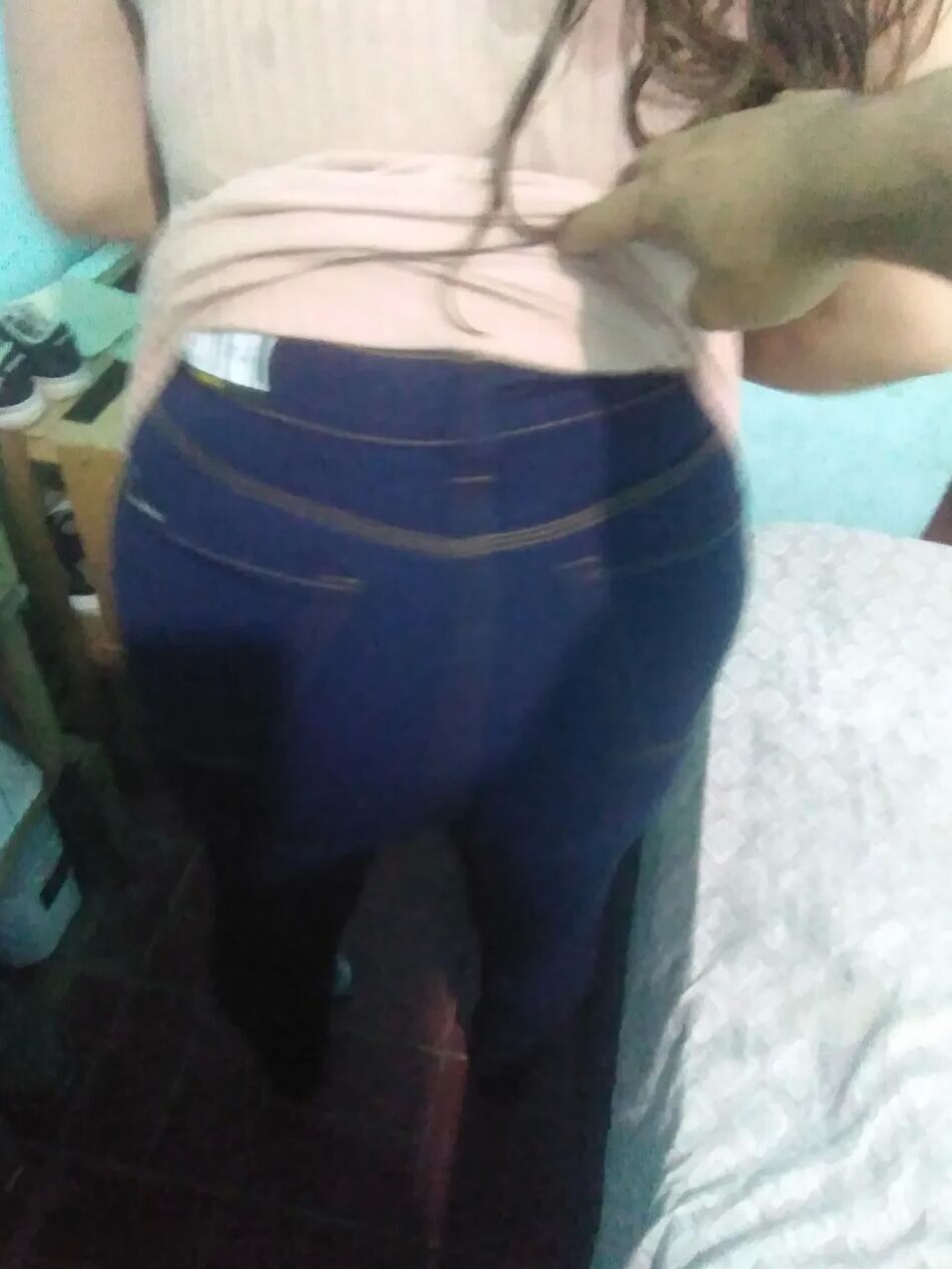 11 Pics Pack 28 : she tries on a jean and shows her tits