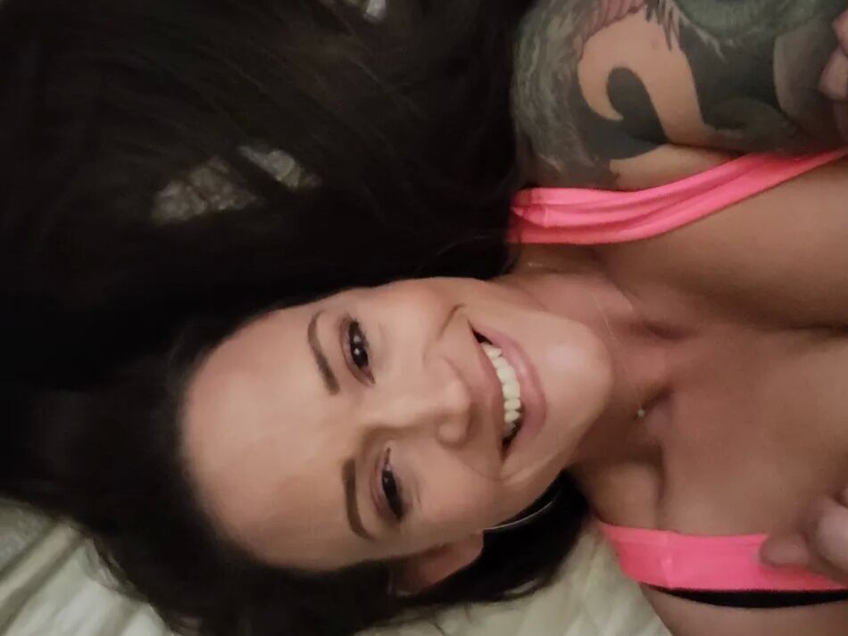 6 Pics Hotwife