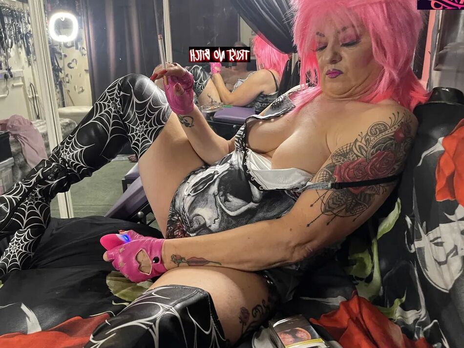 20 Pics SHIRLEY SMOKING BITCH