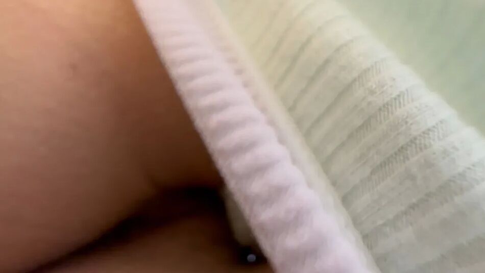 20 Pics Beautiful girls steadily sticking in their iPhone. This vide