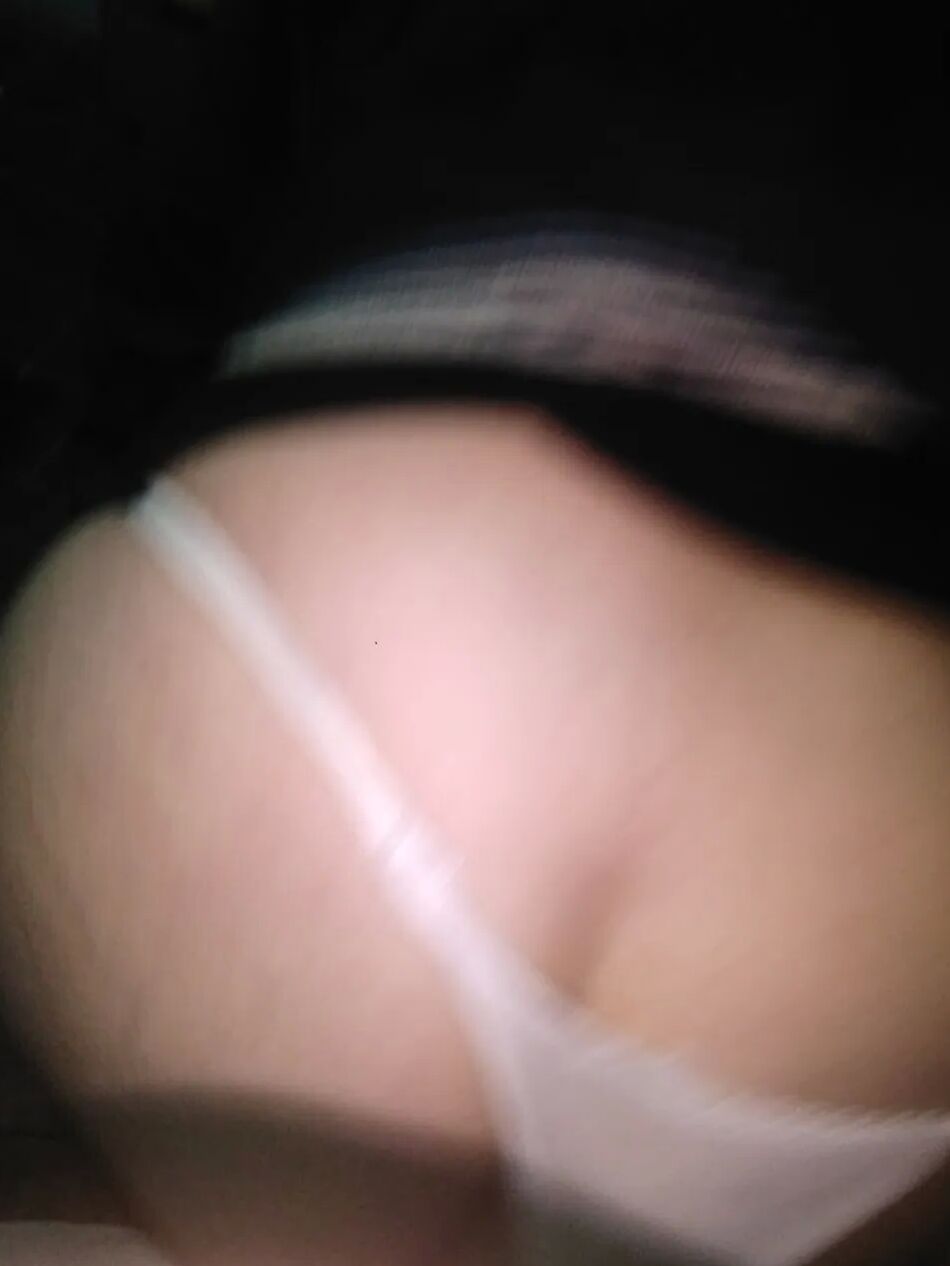 20 Pics Pack 22: vestido corto negro y muestra el culo