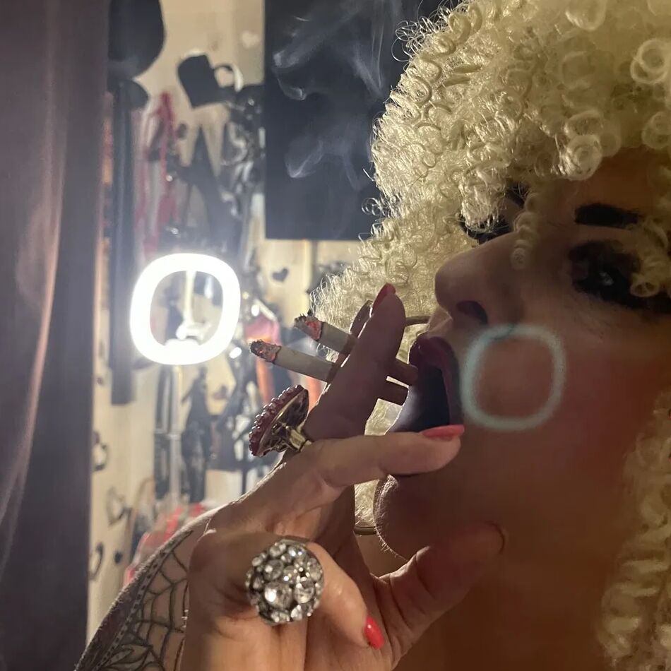 20 Pics SHIRLEY SMOKING WHORE