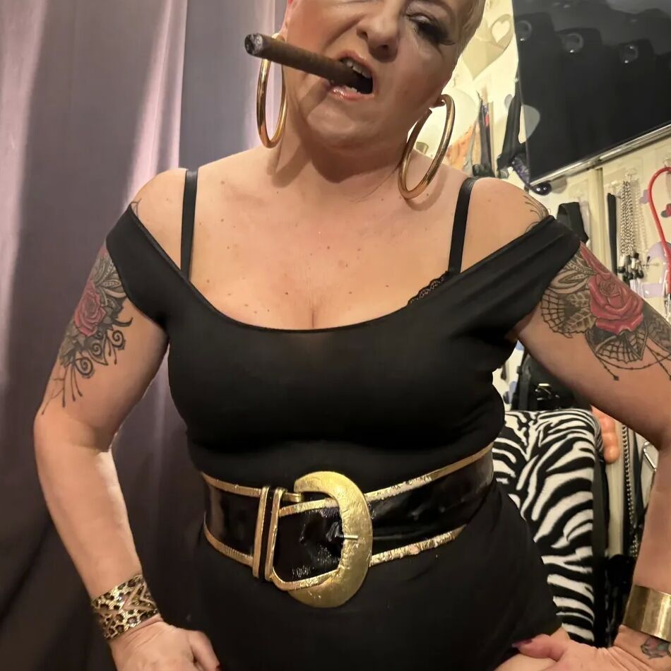20 Pics SMOKING CIGAR GIRL SHIRLEY