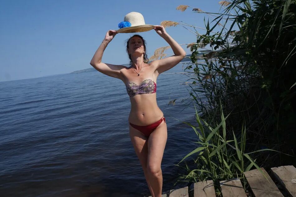 20 Pics Legs play on a wooden platform
