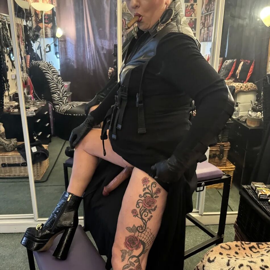 20 Pics SHIRLEY SMOKING DOMINATION
