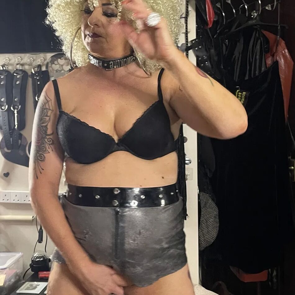20 Pics SHIRLEY SMOKING TRAMP 2 MY WAY