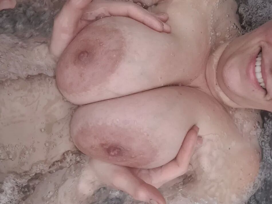 20 Pics Big busty milf oion whirpool