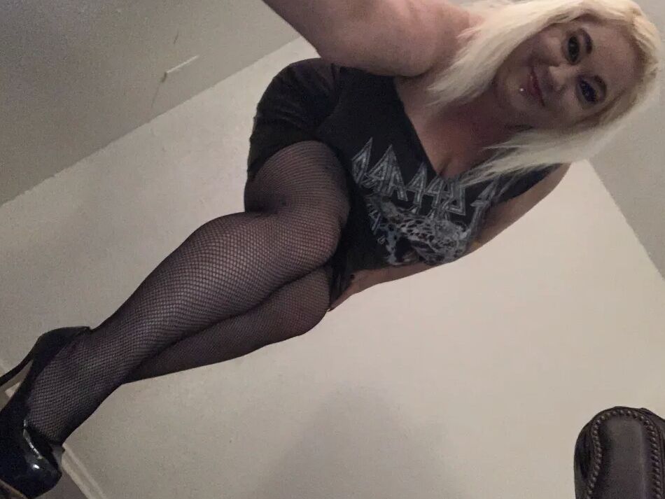 17 Pics Horny hot step mom teachers how to masturbate