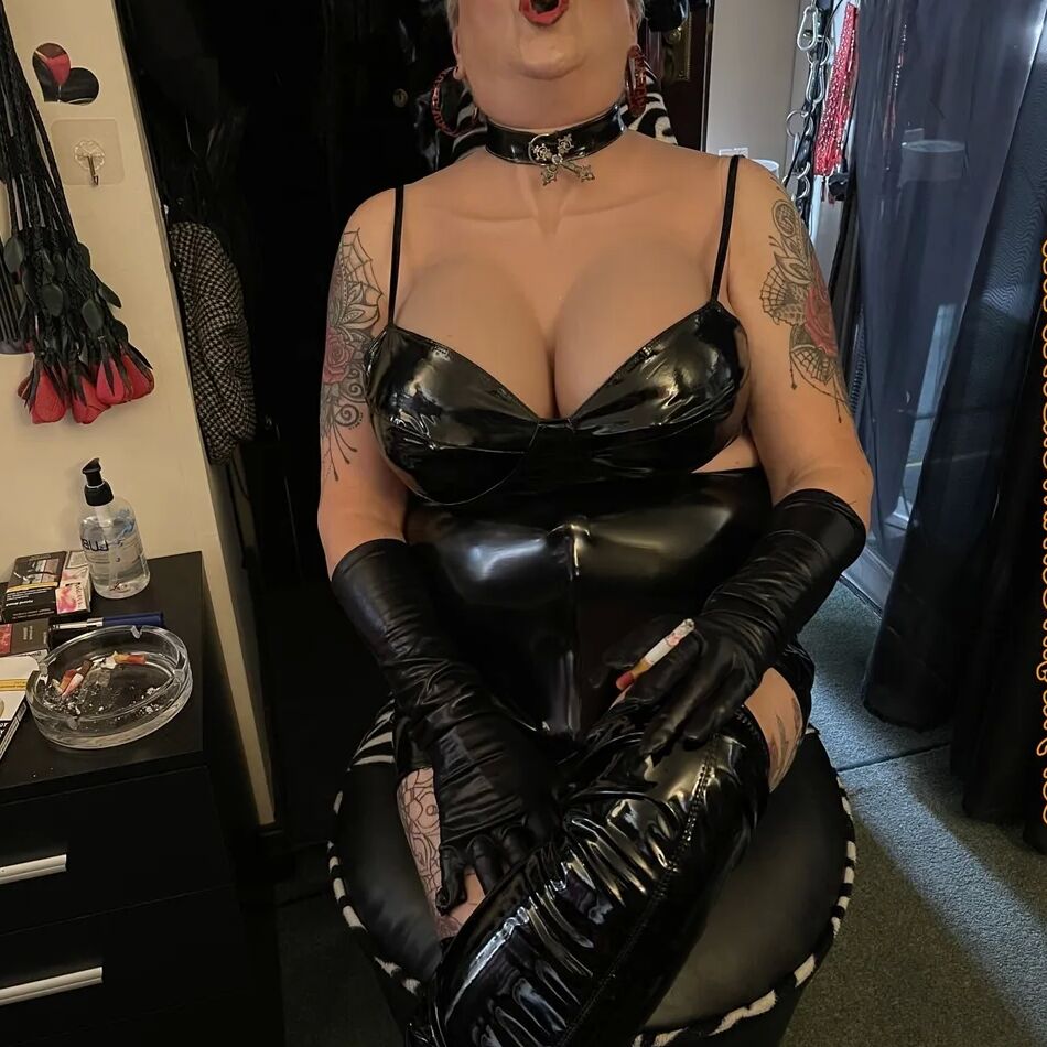 20 Pics SHIRLEY SMOKE BREAK BEFORE NEXT ONE