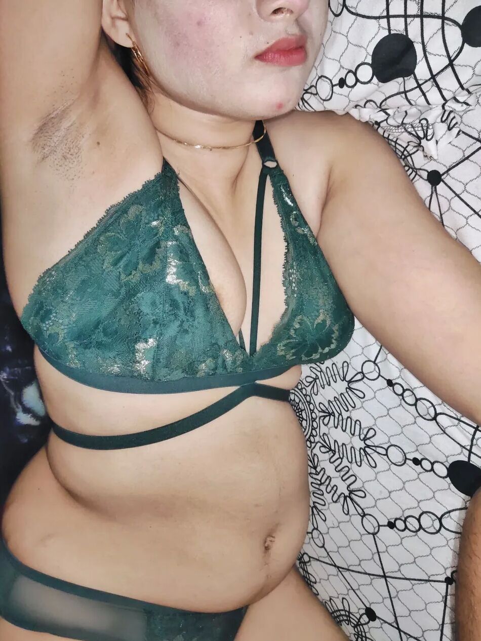 12 Pics My Armpits in green bra