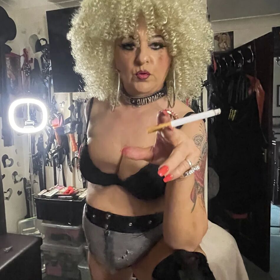 20 Pics SHIRLEY SMOKING TRAMP 2 MY WAY