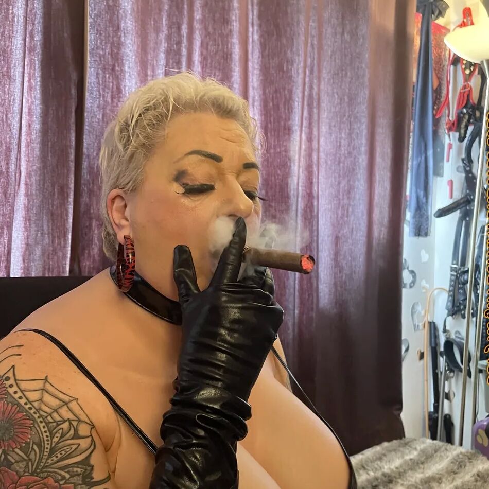 20 Pics SHIRLEY SMOKE BREAK BEFORE NEXT ONE