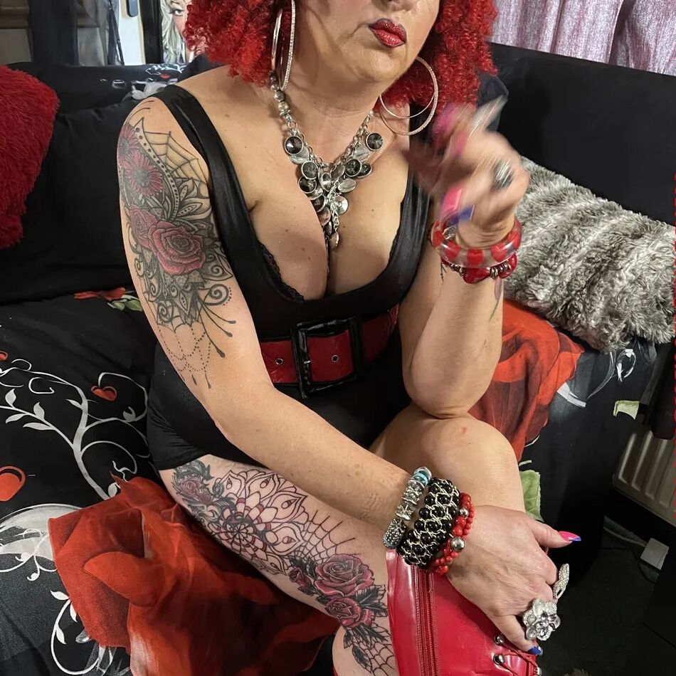 20 Pics RED WHORE SHIRLEY