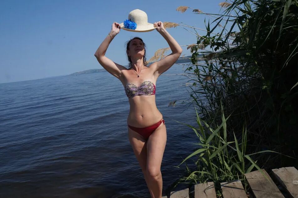 20 Pics Legs play on a wooden platform