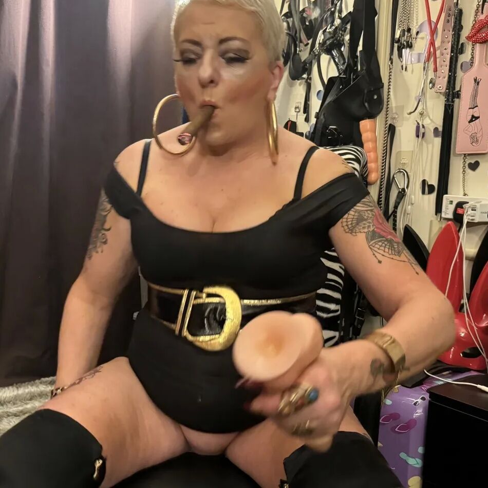 20 Pics SMOKING CIGAR GIRL SHIRLEY