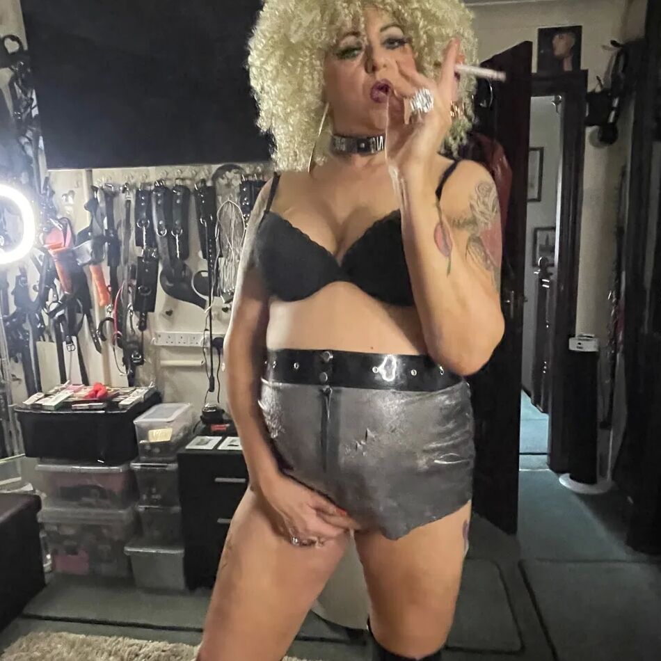 20 Pics SHIRLEY SMOKING TRAMP 2 MY WAY