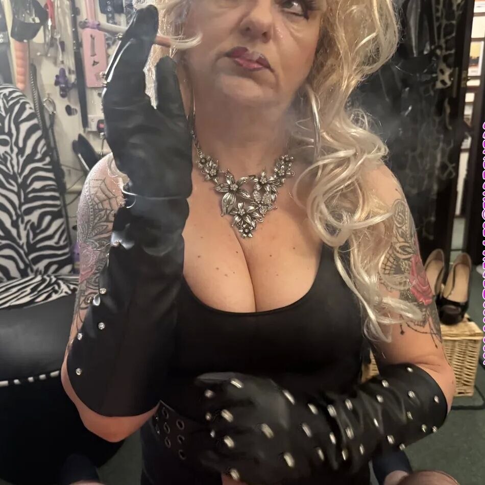 20 Pics SEXY MILF SHIRLEY