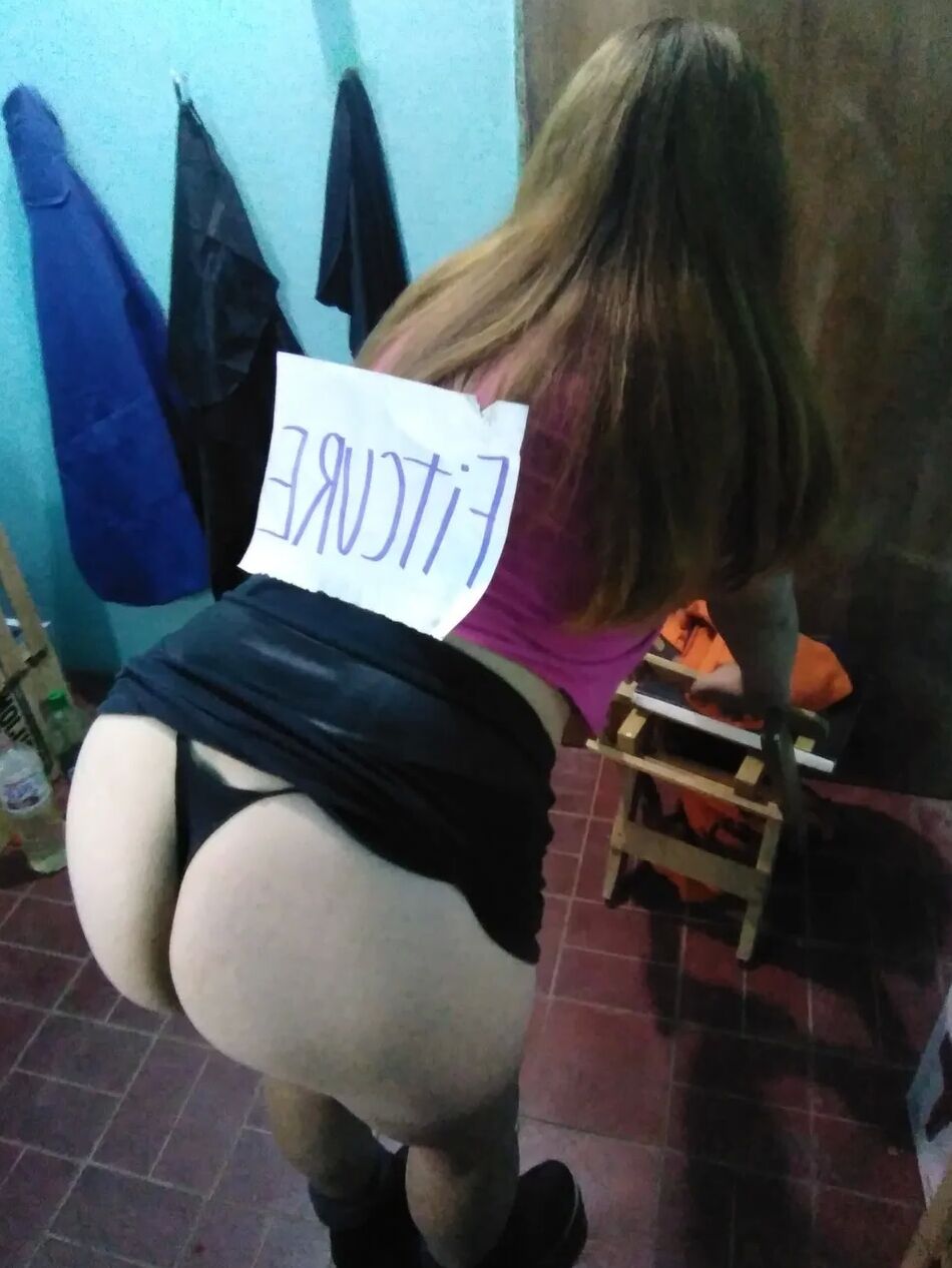 20 Pics Pack 18: se sube la campera y escondia eso