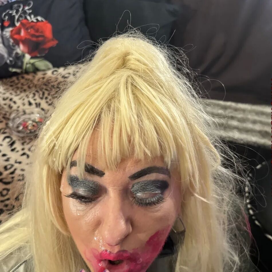 20 Pics MESSY LIPSTICK