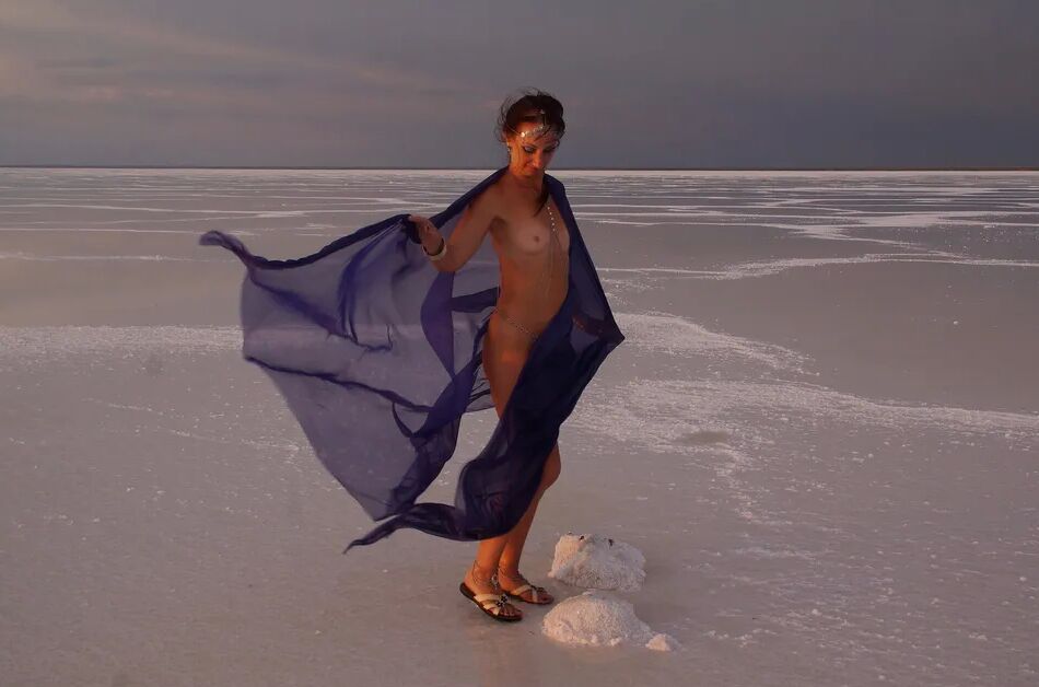 20 Pics On Sunset-Light with DeepBlue Shawl on Salt- Lake