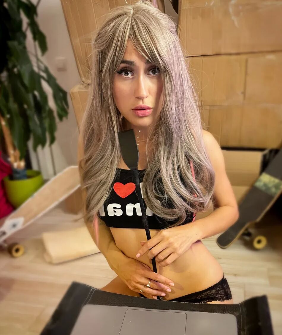 20 Pics Young sexy blonde Loly Pop webcam girl dominatrix