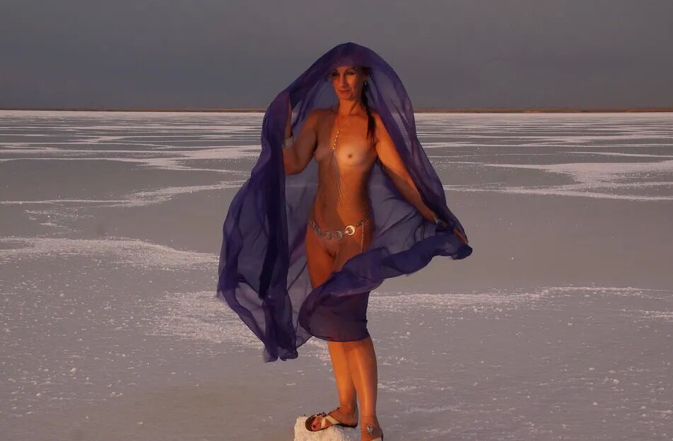 20 Pics On Sunset-Light with DeepBlue Shawl on Salt- Lake