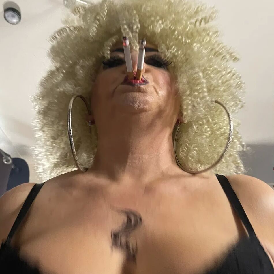 20 Pics SHIRLEY SMOKING WHORE