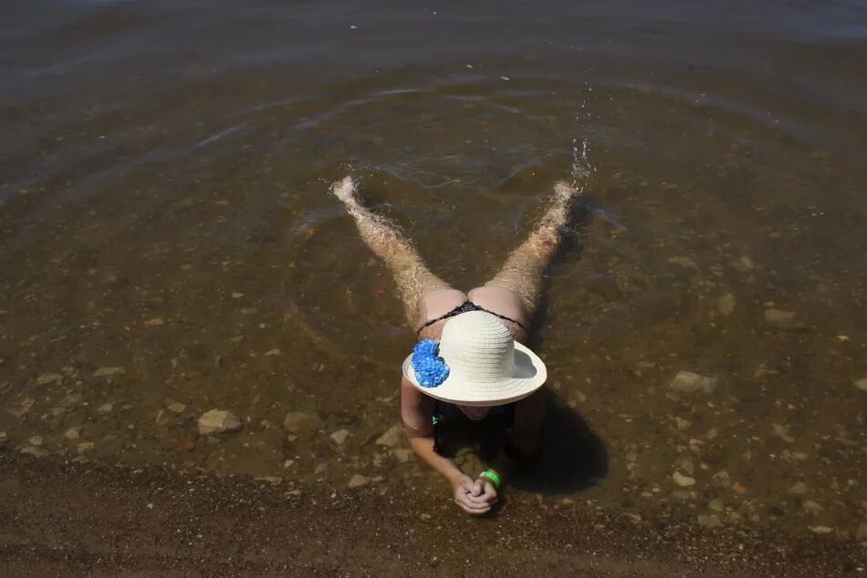20 Pics Ass, Legs and Water